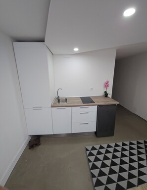 Refrigerador, microondas, parrilla de estufa y cafetera y tetera 