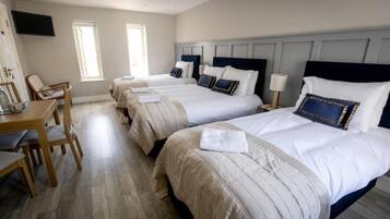 Habitación familiar, vista al jardín | Cortinas blackout, insonorización y tabla de planchar con plancha