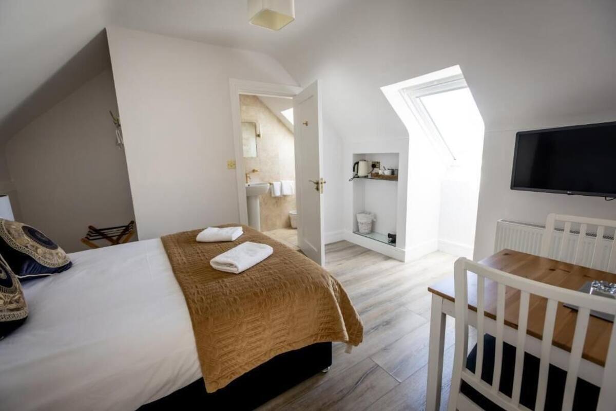 Deluxe Double Room | Blackout drapes, soundproofing, iron/ironing board, free WiFi