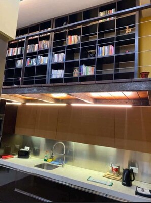 Køleskab, ovn, kaffe-/temaskine, køkkentøj/tallerkener/redskaber