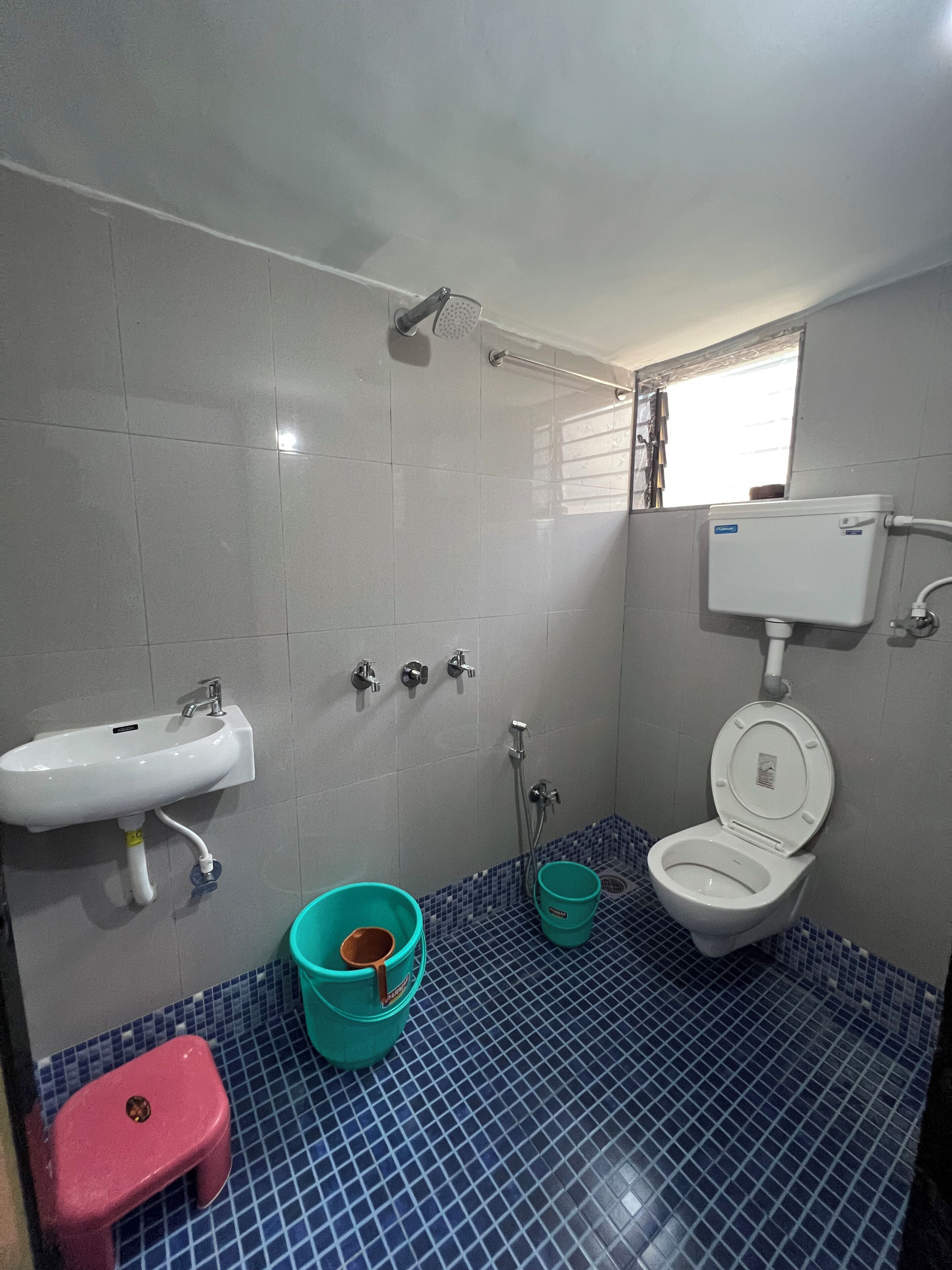 Standard Room | Bathroom | Shower, free toiletries, towels, toilet paper