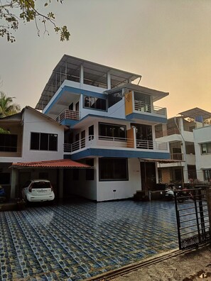 المنشأة من الخارج