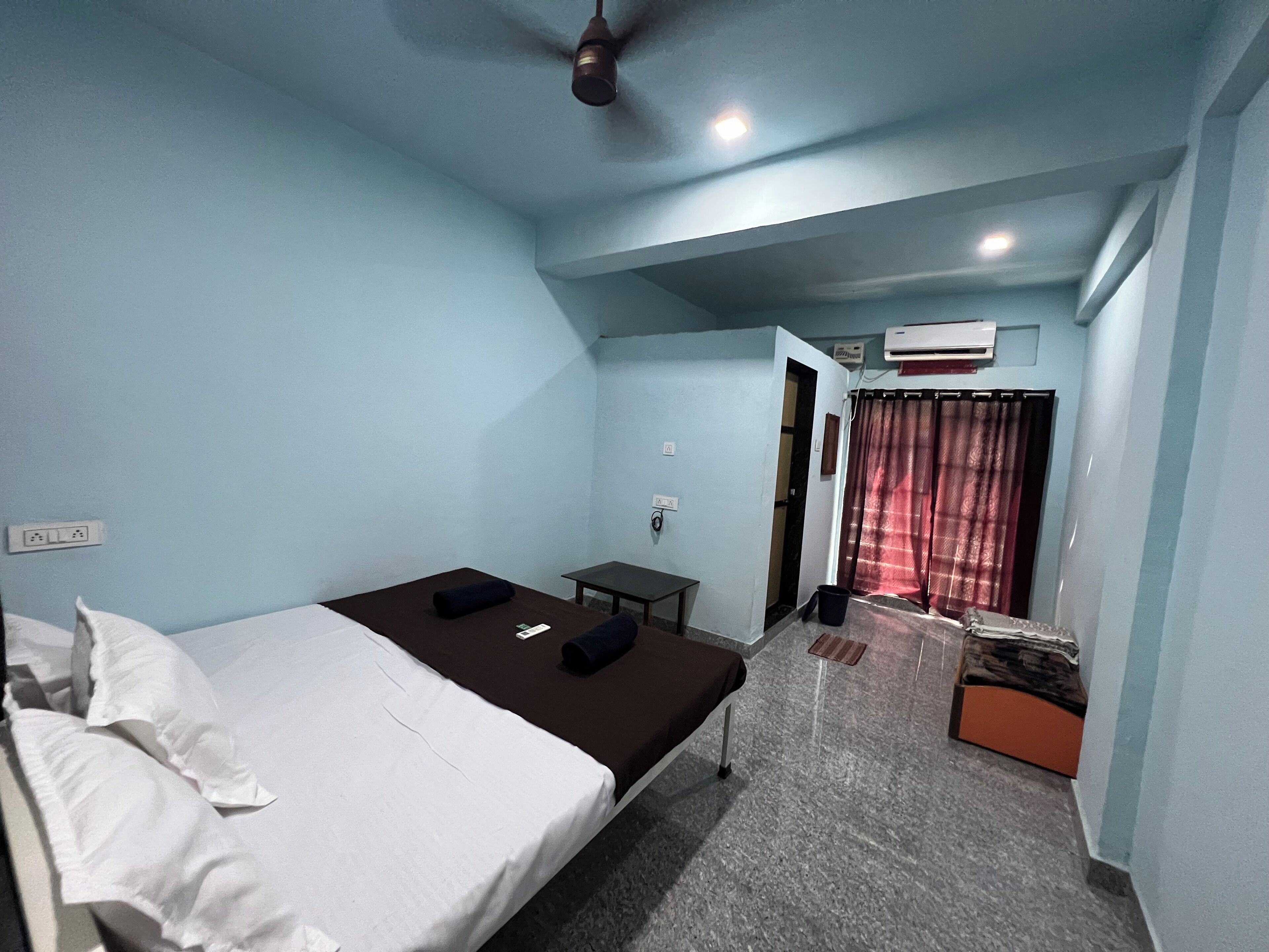 مكتب ومساحة عمل للكمبيوتر المحمول وواي فاي مجانًا