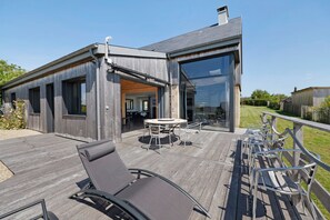 Outdoor dining - Holiday Home 'Au Bon Coin De La Baie' with Sea View, Private Terrace & Wi-Fi (Le Grand-Celland)