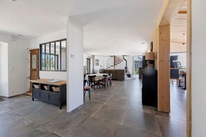 Interior - Holiday Home 'Au Bon Coin De La Baie' with Sea View, Private Terrace & Wi-Fi (Le Grand-Celland)