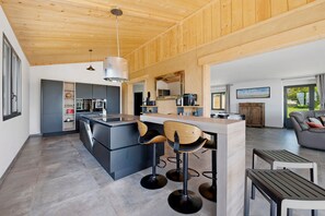 Interior - Holiday Home 'Au Bon Coin De La Baie' with Sea View, Private Terrace & Wi-Fi (Le Grand-Celland)