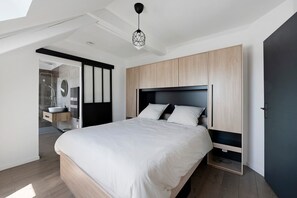 Iron/ironing board, WiFi, bed sheets - Holiday Home 'Au Bon Coin De La Baie' with Sea View, Private Terrace & Wi-Fi (Le Grand-Celland)