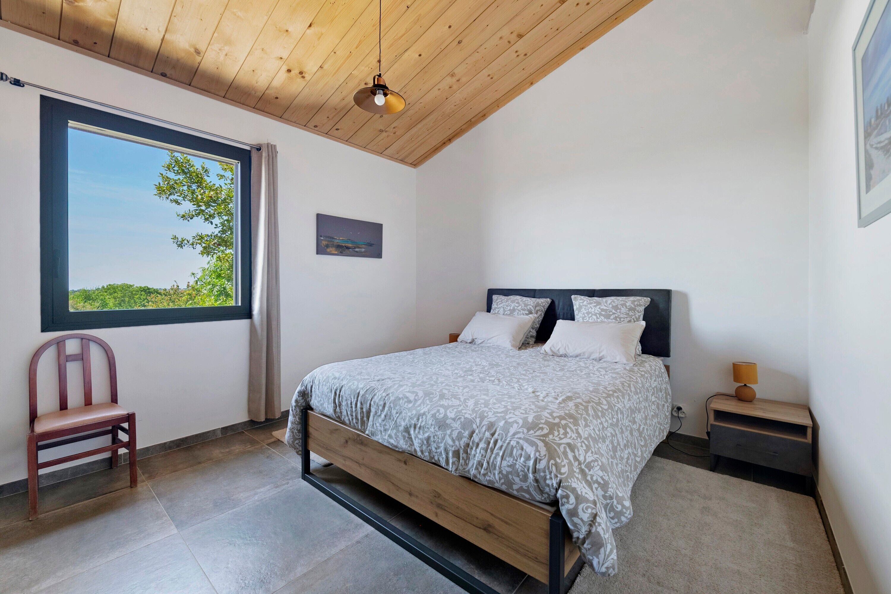 Tabla de planchar con plancha, wifi y ropa de cama 