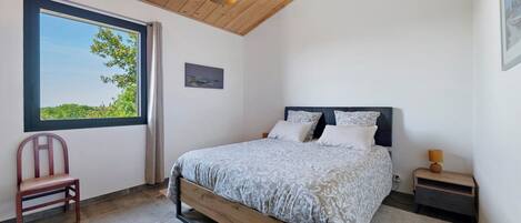 Tabla de planchar con plancha, wifi y ropa de cama