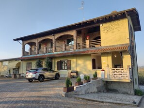 อพาร์ทเมนท์, 2 ห้องนอน, พร้อมสิ่งอำนวยความสะดวกสำหรับผู้พิการ, ระเบียง | บริเวณภายนอก