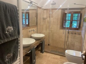 Douche, sèche-cheveux, bidet, serviettes fournies