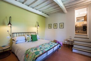 3 bedrooms, iron/ironing board, WiFi, bed sheets - Casa Oliveta - Tuscan Charm and Private Pool in the Heart of Chianti (Toscana)