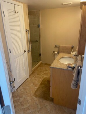 Shower, hair dryer, towels, soap - Oceanfront 9th-Floor Condo on the beach with Breathtaking Views (North Hutchinson Island)
