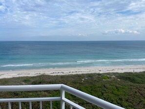 Beach - Oceanfront 9th-Floor Condo on the beach with Breathtaking Views (North Hutchinson Island)