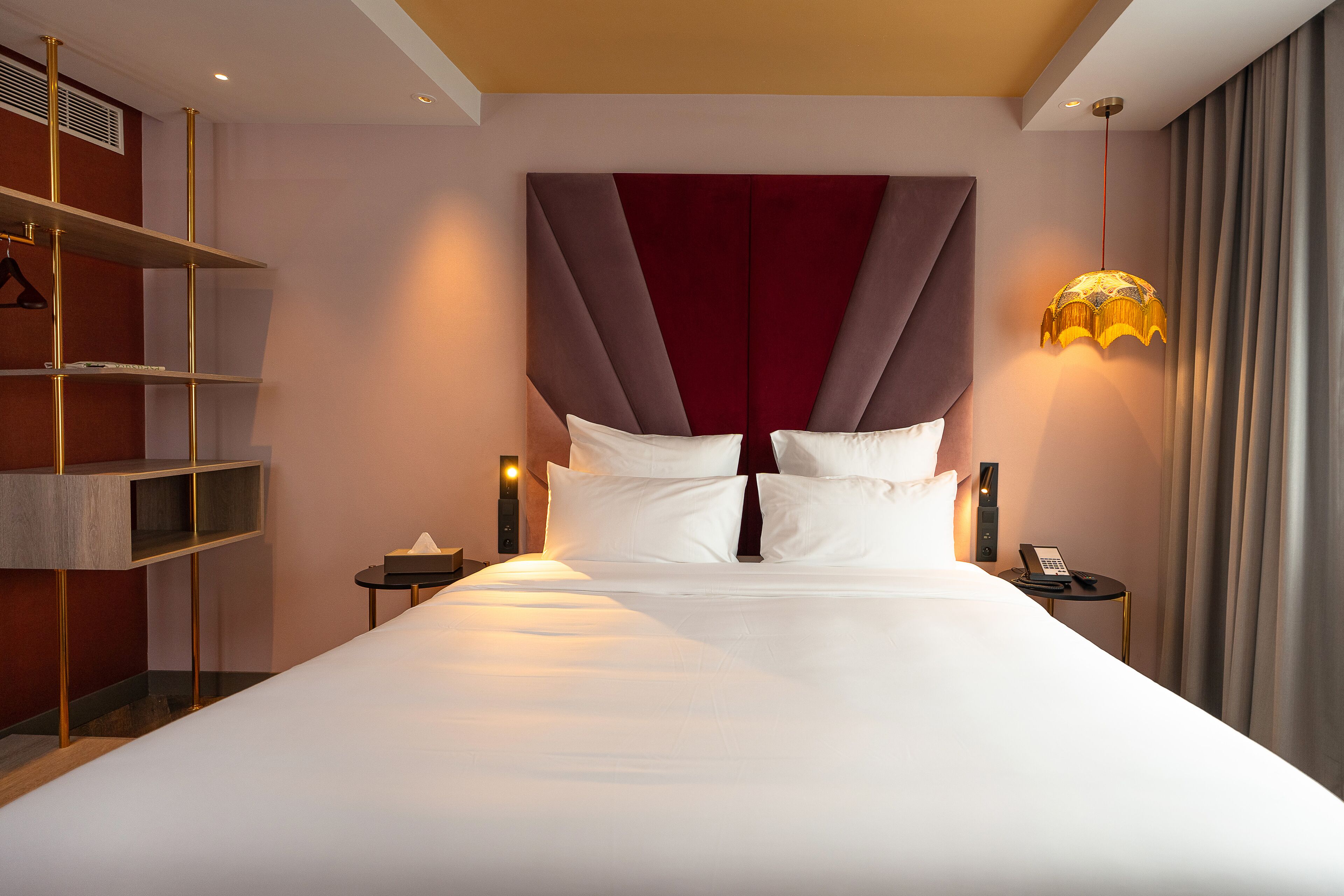 Literie hypoallergénique, minibar, coffres-forts dans les chambres