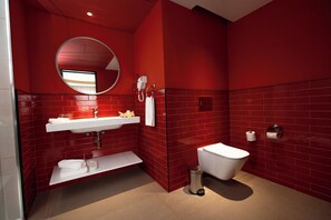 Shower, rainfall showerhead, free toiletries, hair dryer