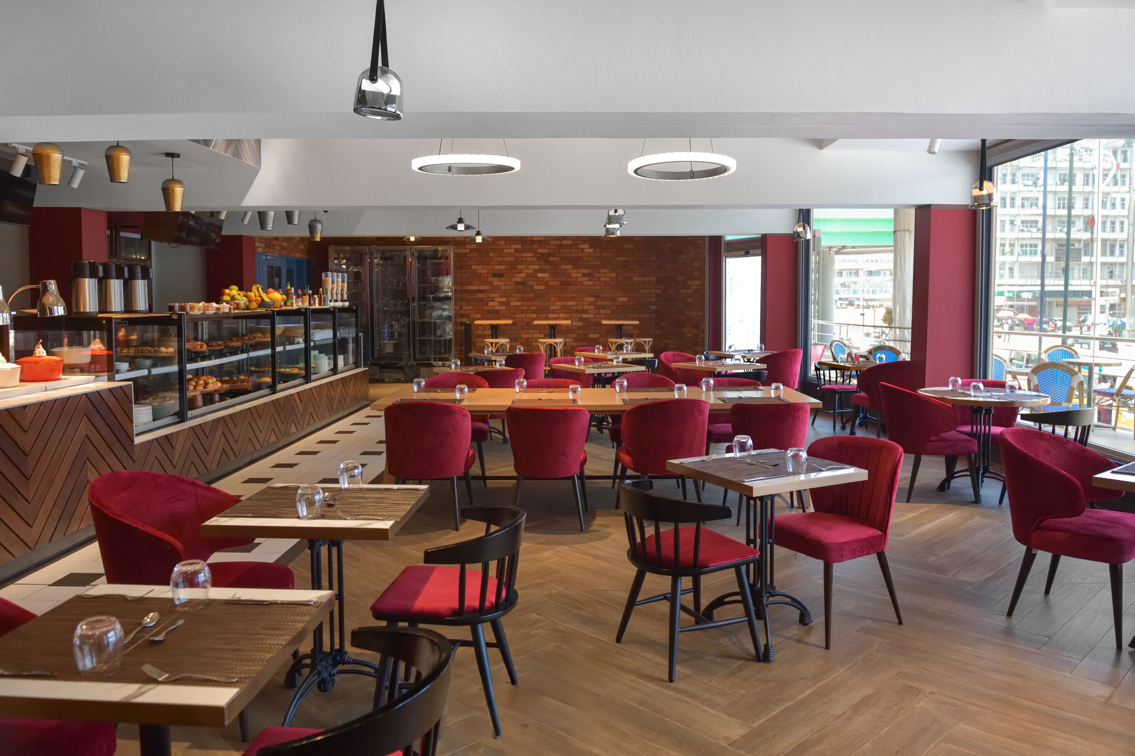 Serveert ontbijt, lunch, diner, internationale gerechten 