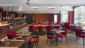 Serveert ontbijt, lunch, diner, internationale gerechten