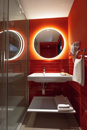 Shower, rainfall showerhead, free toiletries, hair dryer