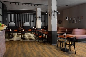 Breakfast, lunch, dinner served; international cuisine  - Ibis Styles Kinshasa (Kinshasa)