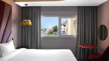 Standard Room, 1 King Bed | City view