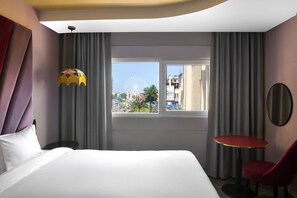 Standard Room, 1 King Bed | City view