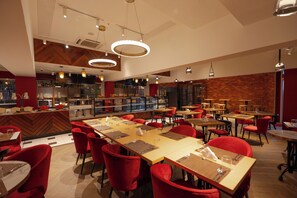 Breakfast, lunch, dinner served; international cuisine 