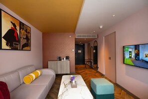 Suite, 1 King Bed | Living area