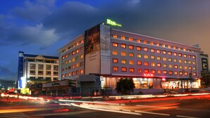 Ett hotell med flera våningar, med en tydlig skylt med texten ”ibis Styles” och ”BLVD 30” på fasaden.