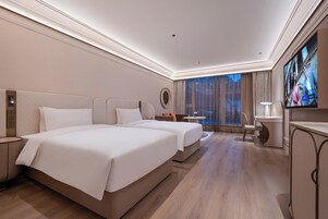 Cubrecamas, minibar con artículos gratuitos y cortinas blackout
