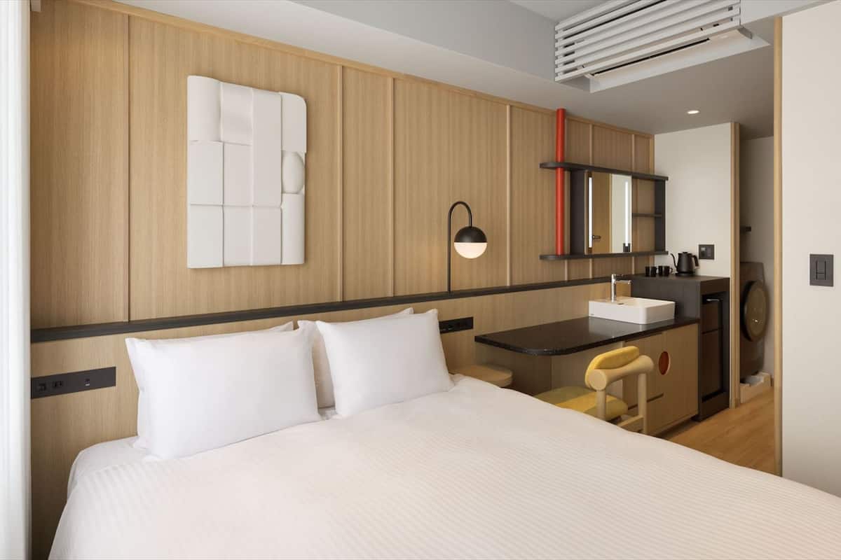 Standard Room, 1 Queen Bed