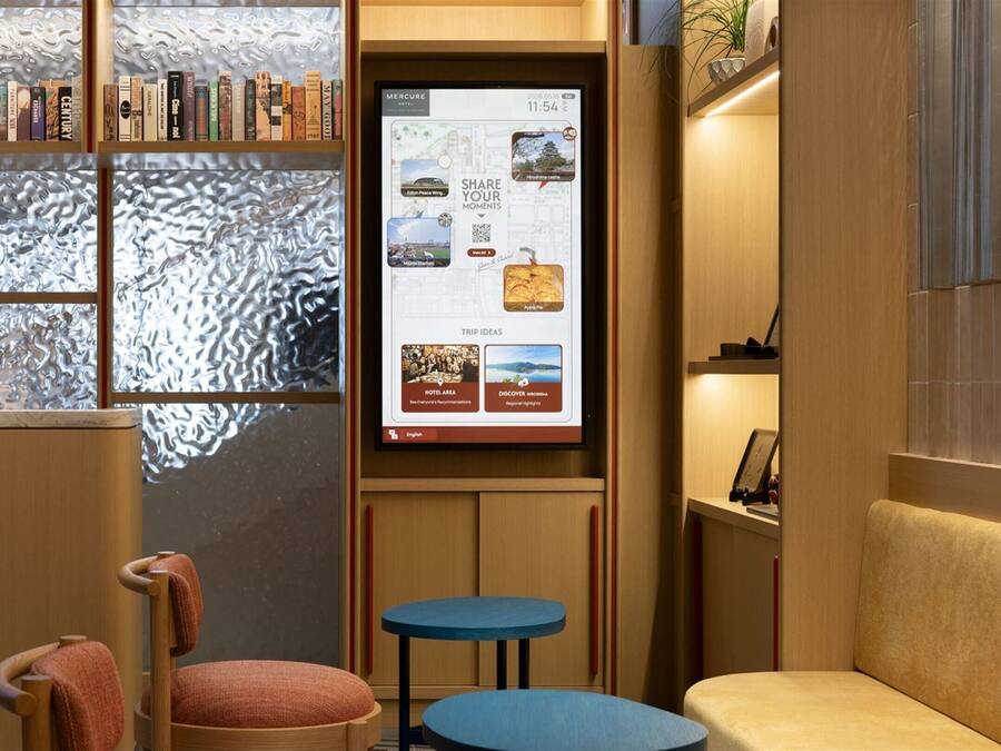 Lobby lounge