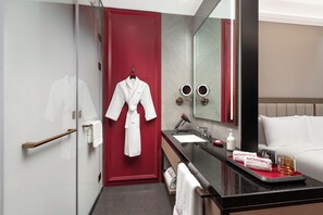 Een minibar met enkele gratis items, een kluis op de kamer
