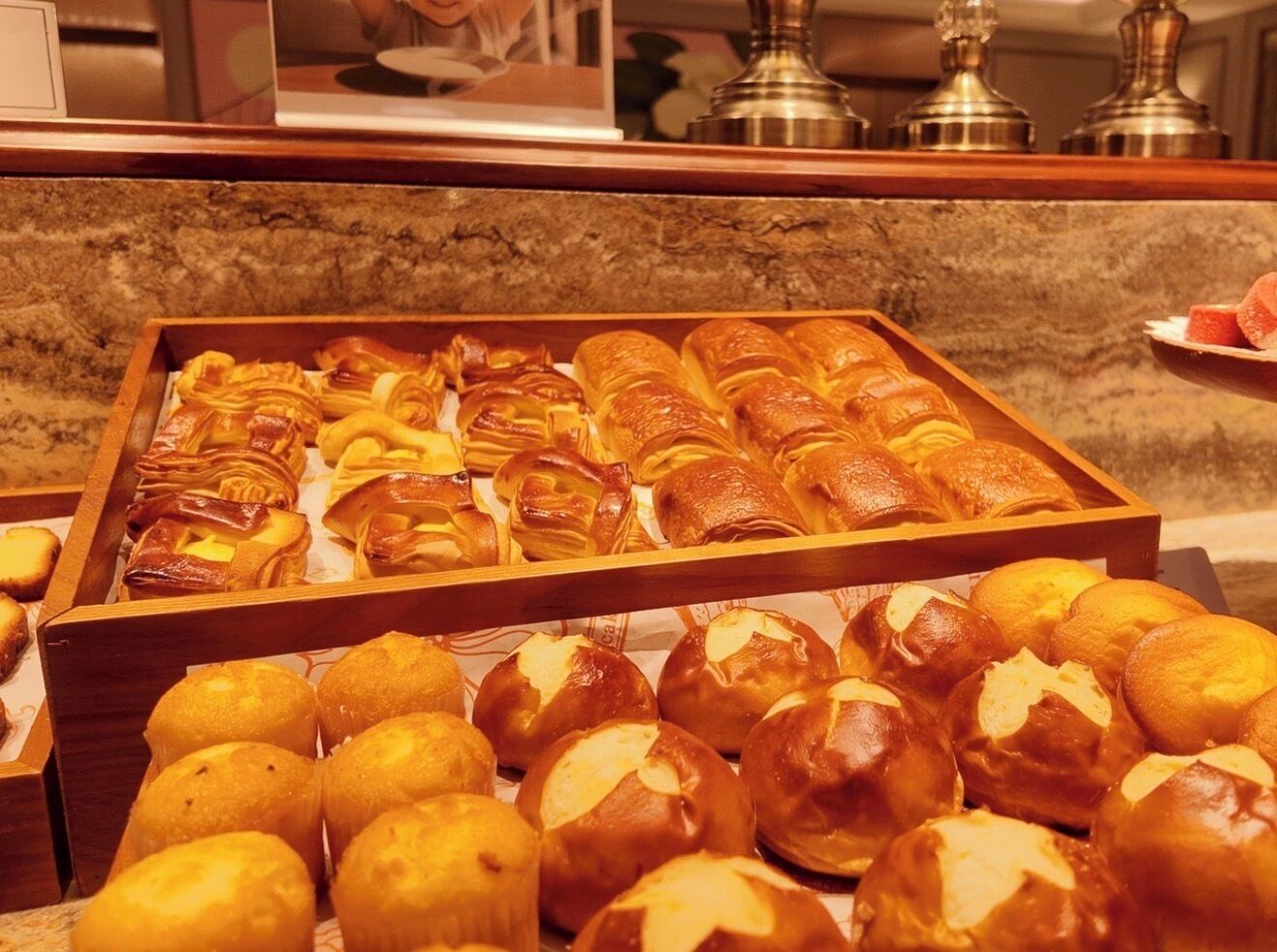 Diverse gebakjes gepresenteerd op houten schalen.