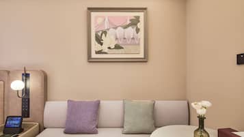 Standard Room, 1 Queen Bed | Premium bedding, free minibar, soundproofing, free WiFi