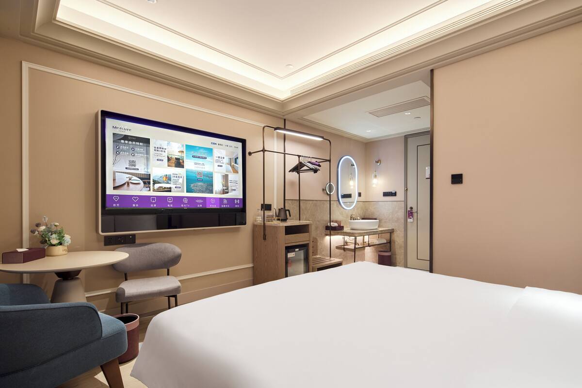 Premium bedding, free minibar, soundproofing, free WiFi
