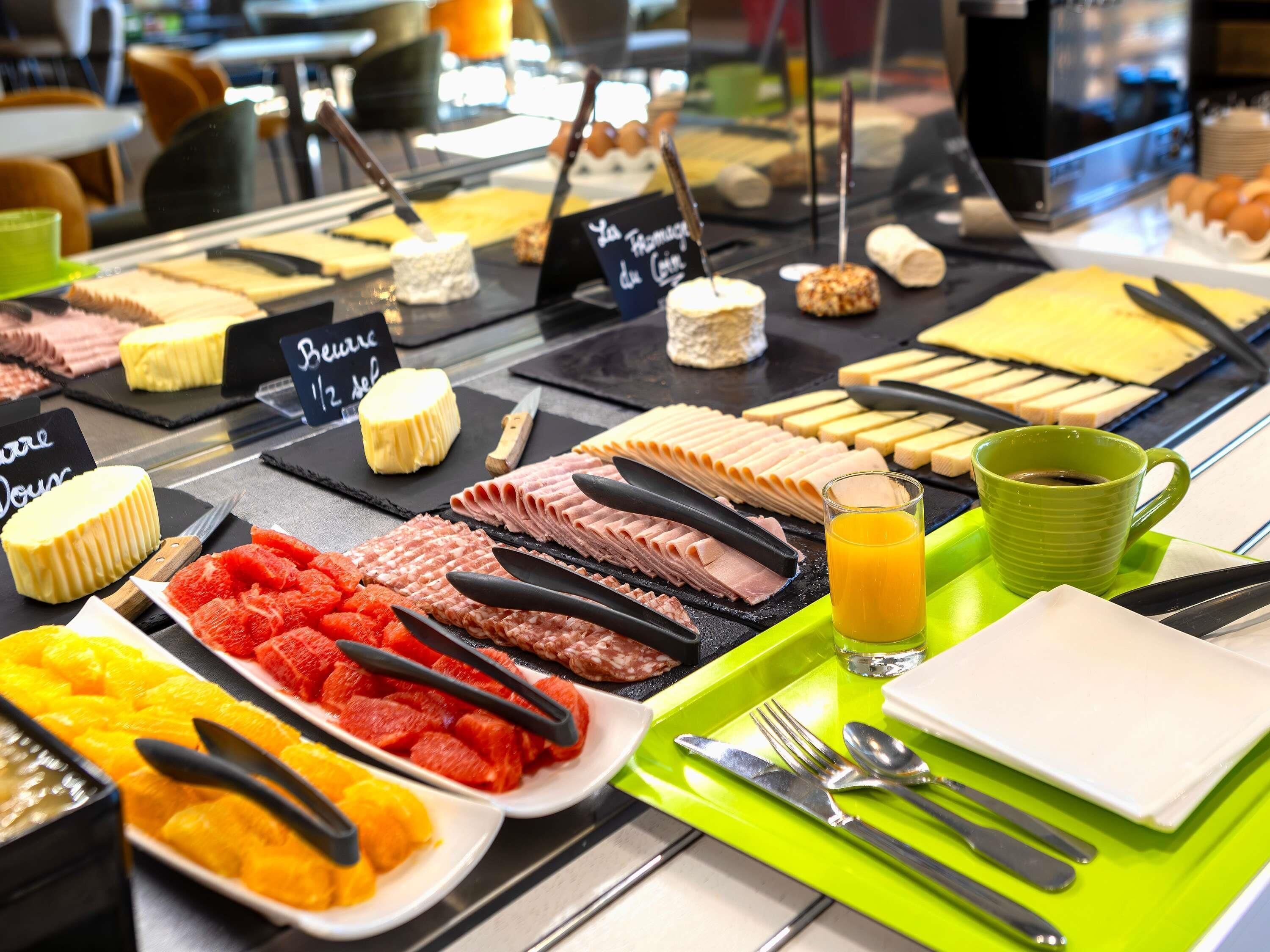 Un bufé de desayuno con diversos alimentos y utensilios.