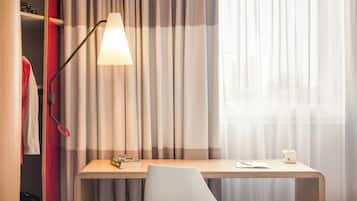 Chambre Standard, plusieurs lits | Bureau, espace de travail pour ordinateur portable, rideaux occultants