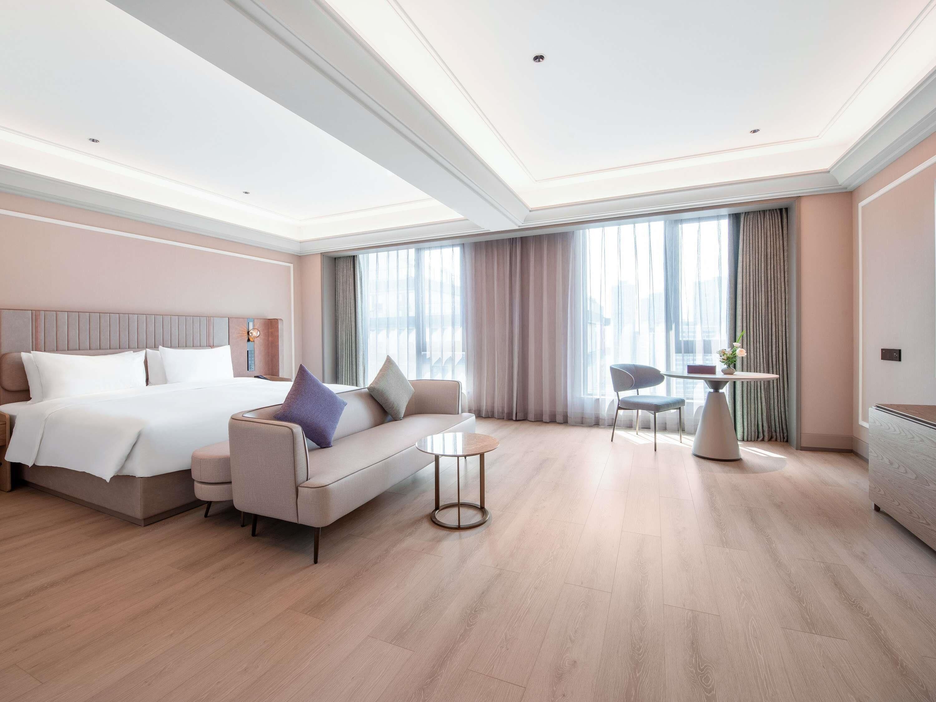 Quarto executivo, 1 cama King | Edredons de pluma, frigobar (abastecido com itens grátis)
