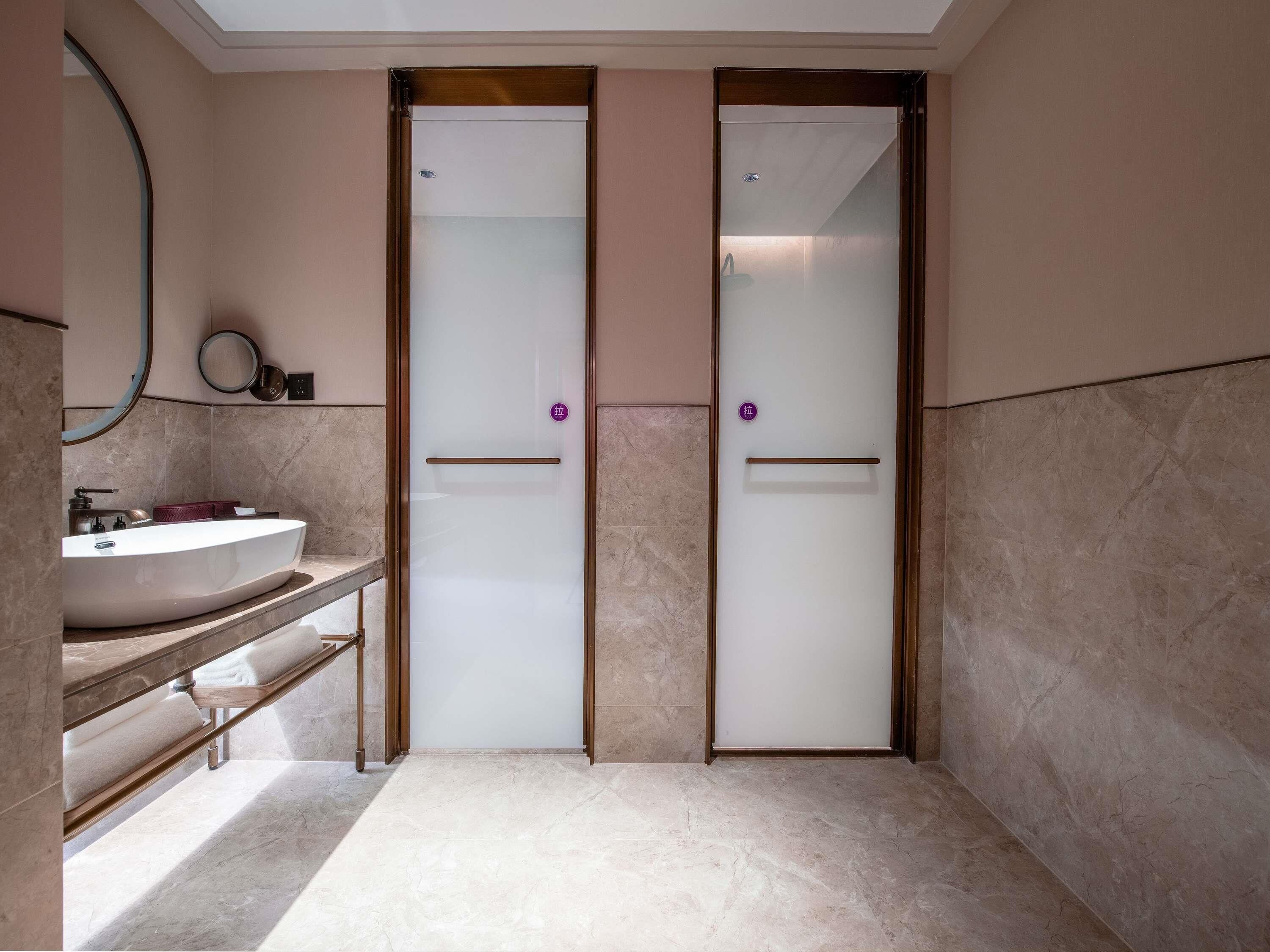 Quarto superior, 2 camas de solteiro | Edredons de pluma, frigobar (abastecido com itens grátis)