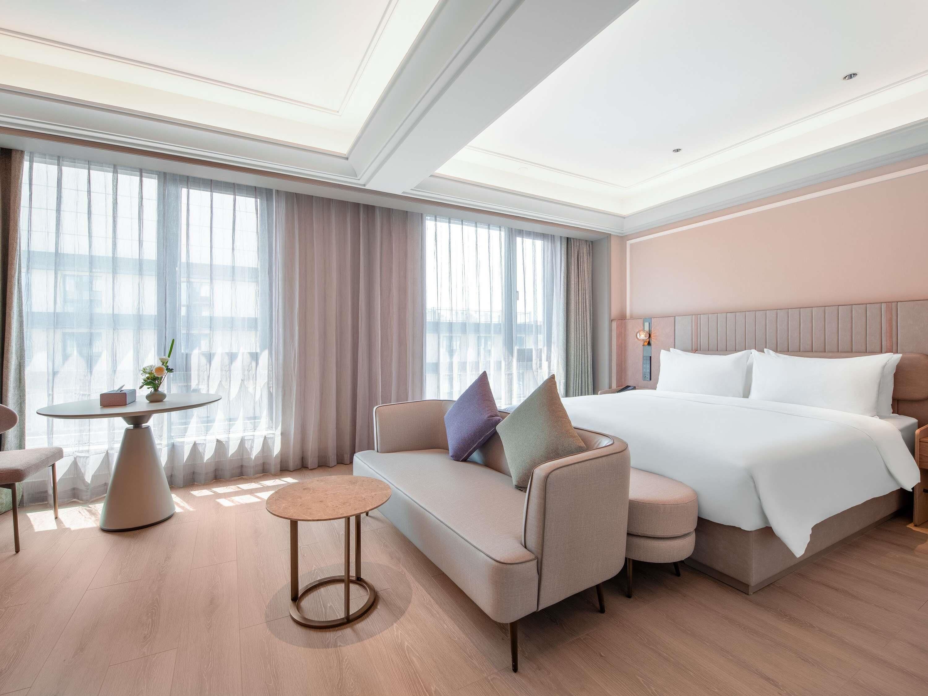 Executive Room, 1 King Bed | Down comforters, free minibar, blackout drapes, soundproofing
