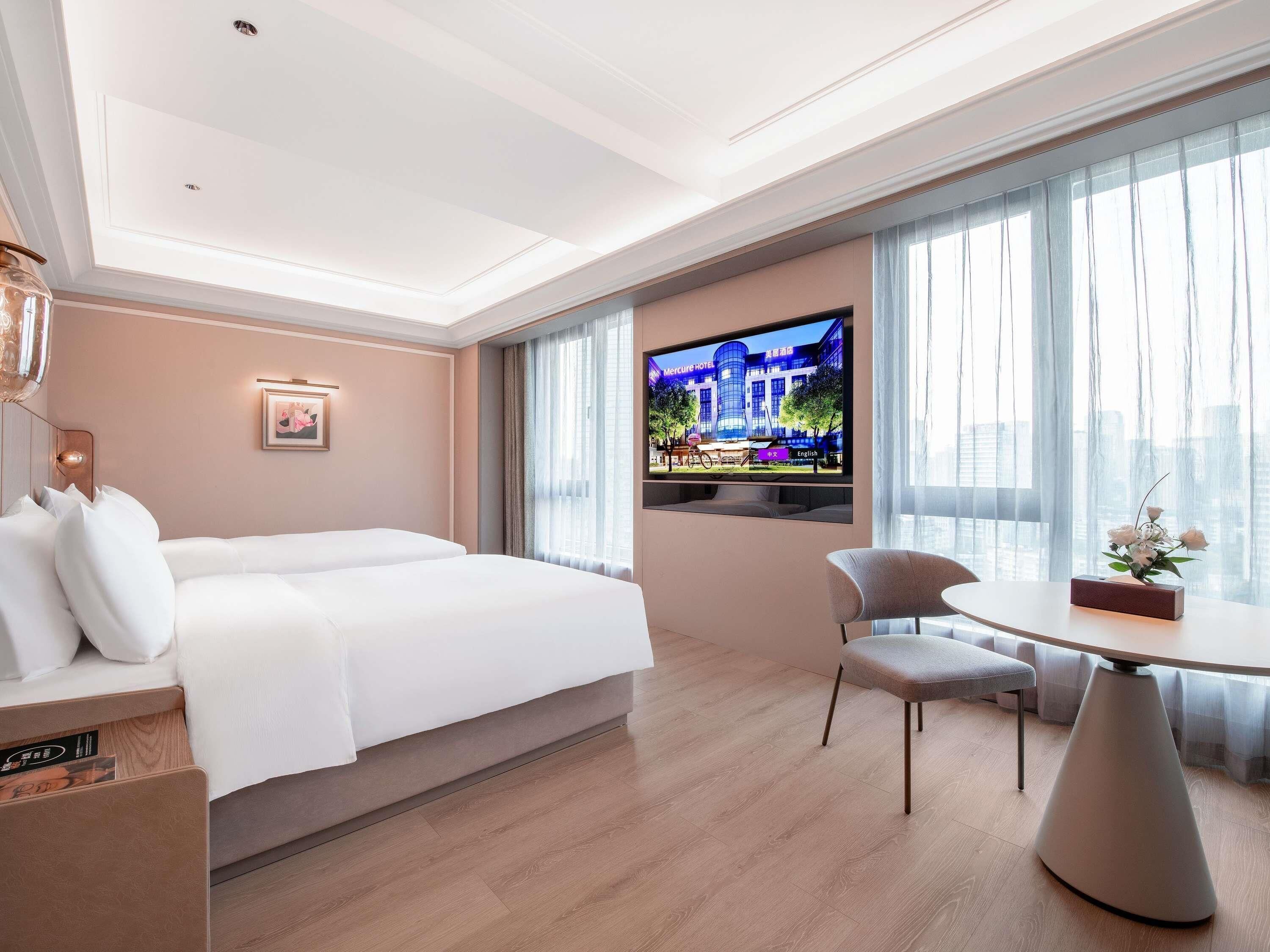 Quarto luxo, 2 camas de solteiro | Edredons de pluma, frigobar (abastecido com itens grátis)