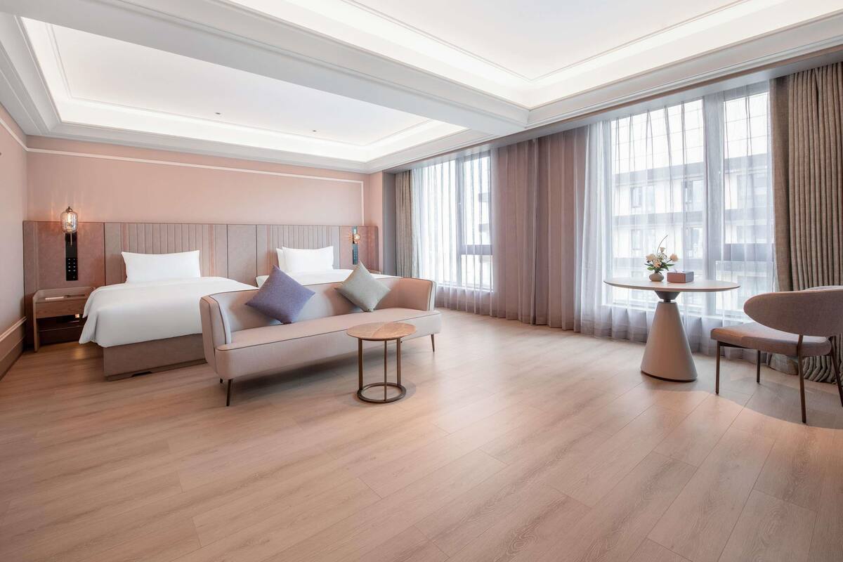 Cubrecamas, minibar con artículos gratuitos y cortinas blackout 