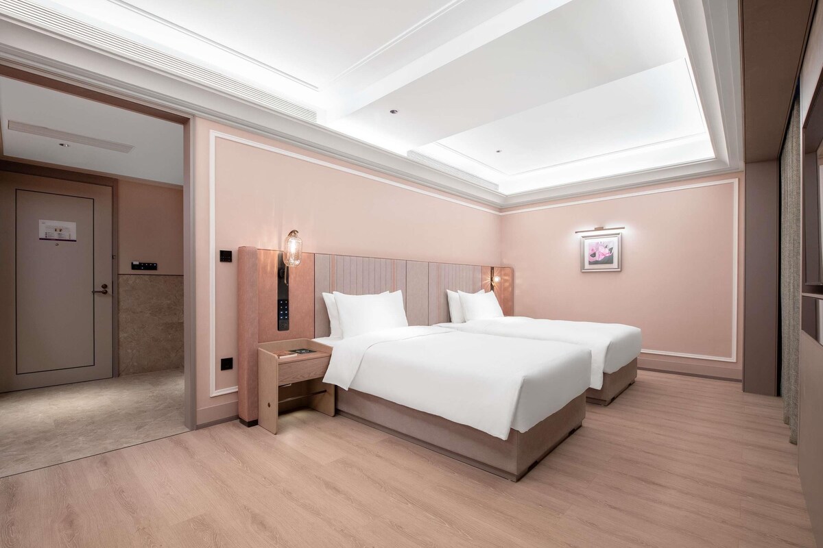 Selimut bulu angsa, minibar gratis, tirai kedap cahaya, dan kedap suara