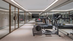 A modern gym with mirrored walls, treadmills, and stationary bikes. - Mercure Zhangjiajie Tianmen Mountain (Zhangjiajie)