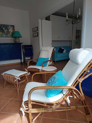 Interior - The Sea Outside (Alghero)