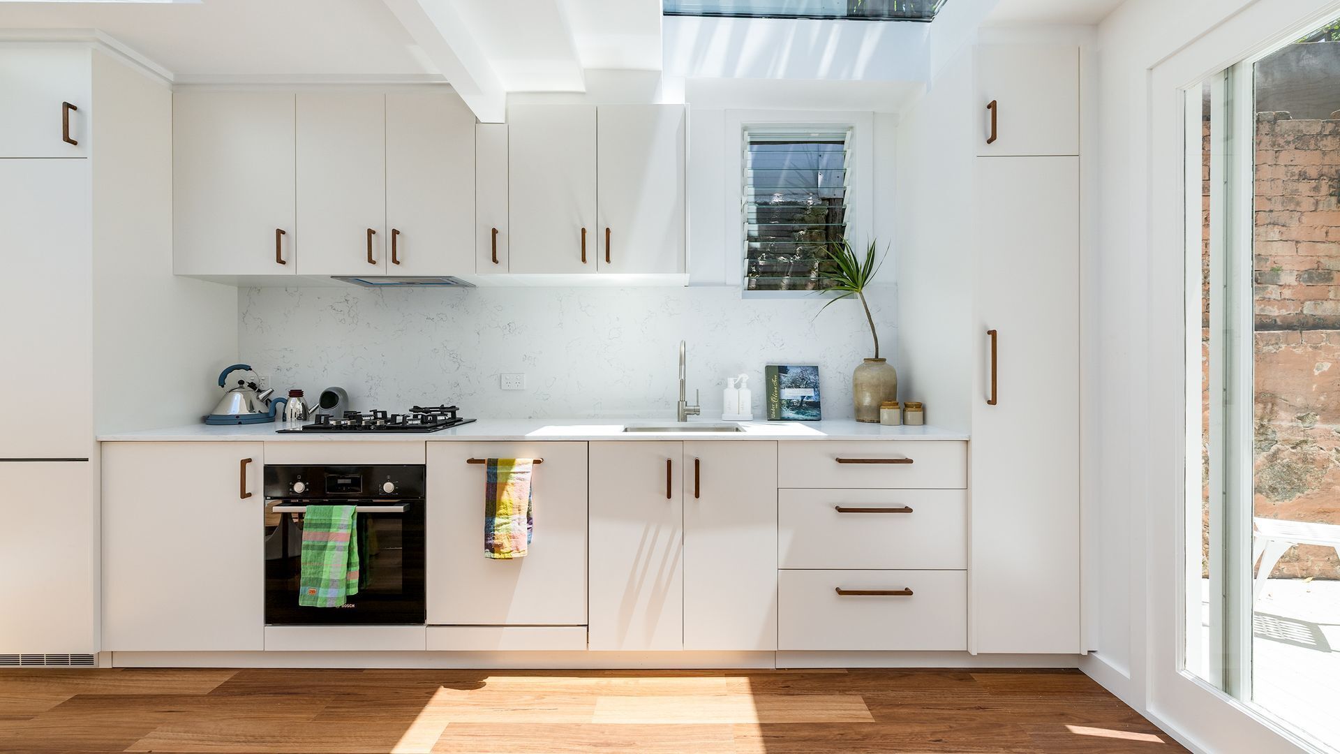 Een koelkast, een magnetron, een oven, een kookplaat