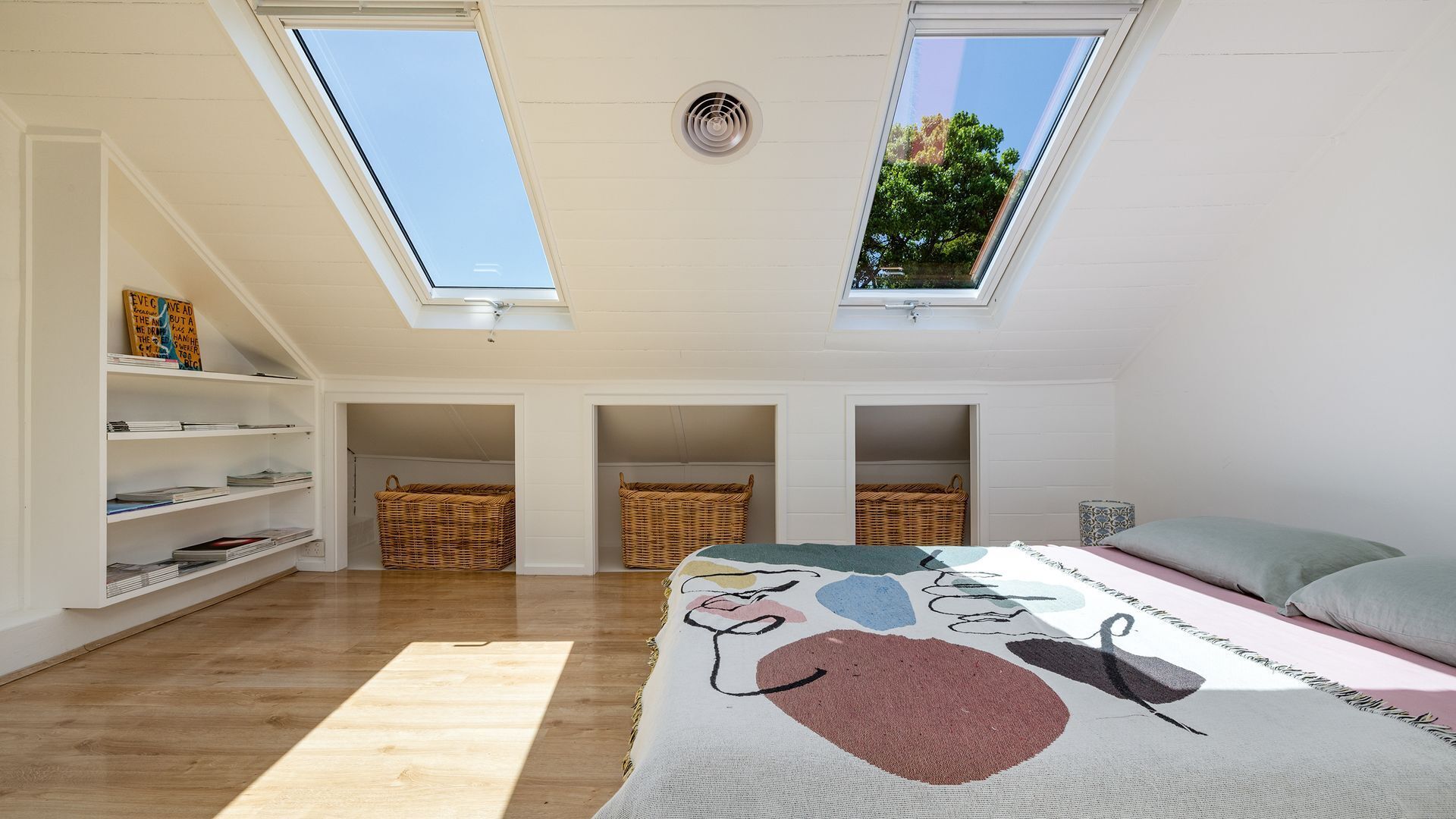 Een bureau, een strijkplank/strijkijzer, gratis wifi, beddengoed