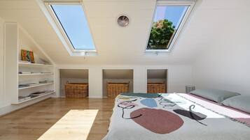 Een bureau, een strijkplank/strijkijzer, gratis wifi, beddengoed