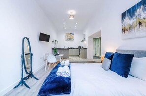 1 bedroom, iron/ironing board, free WiFi, bed sheets - Bolton City Oasis - Cozy Apartment Rental (Bolton)